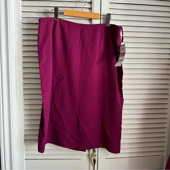 Size 16 - Le Suit - Raspberry - Picture 6 of 6